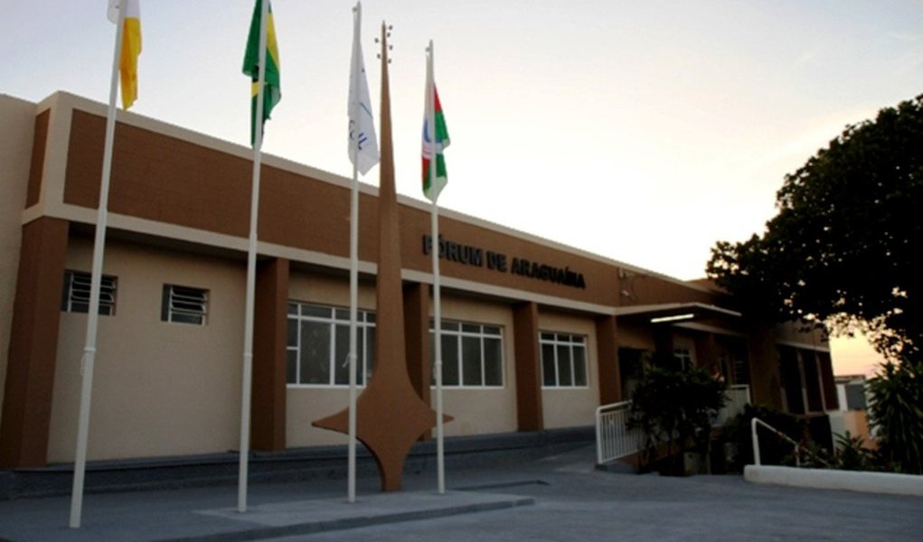 Juíza Cirlene Maria de Assis Santos Oliveira, titular da Vara Especializada no Combate à Violência Doméstica e Familiar contra a Mulher de Araguaína, absolveu um auxiliar de serviços gerais, de 25 nos, da acusação de ter estuprado e corrompido uma prima por diversas vezes; os atos foram praticados em 2010 quando ele estava com 18 anos e a vítima com 10; segundo a sentença, a juíza não viu razões para condenar o acusado à prisão por ter sido demonstrado, durante o processo, que houve recíproco sentimento amoroso desde o início e que se mantém até hoje; "Se o intuito do acusado fosse o de simplesmente satisfazer sua lascívia, não estaria até hoje convivendo com a vítima, em um amor que dura há anos", afirmou (Foto: Aquiles Lins) Juíza Cirlene Maria de Assis Santos Oliveira, titular da Vara Especializada no Combate à Violência Doméstica e Familiar contra a Mulher de Araguaína, absolveu um auxiliar de serviços gerais, de 25 nos, da acusação de ter estuprado e corrompido uma prima por diversas vezes; os atos foram praticados em 2010 quando ele estava com 18 anos e a vítima com 10; segundo a sentença, a juíza não viu razões para condenar o acusado à prisão por ter sido demonstrado, durante o processo, que houve recíproco sentimento amoroso desde o início e que se mantém até hoje; "Se o intuito do acusado fosse o de simplesmente satisfazer sua lascívia, não estaria até hoje convivendo com a vítima, em um amor que dura há anos", afirmou