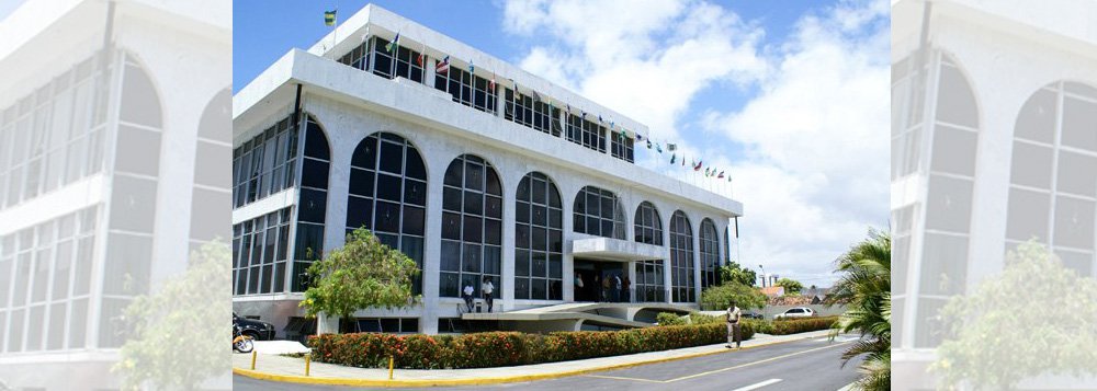 Por suspeita de improbidade administrativa, o Ministério Público de Contas (MP de Contas) apresentou representações ao procurador-geral de Justiça de Alagoas noticiando e visando apurar eventuais atos de improbidade administrativa e crime de responsabilidade de 18 prefeitos e 32 presidentes de câmaras municipais; eles deixaram de prestar contas ao Tribunal referente sobre o exercício 2014 (Foto: Voney Malta) Por suspeita de improbidade administrativa, o Ministério Público de Contas (MP de Contas) apresentou representações ao procurador-geral de Justiça de Alagoas noticiando e visando apurar eventuais atos de improbidade administrativa e crime de responsabilidade de 18 prefeitos e 32 presidentes de câmaras municipais; eles deixaram de prestar contas ao Tribunal referente sobre o exercício 2014