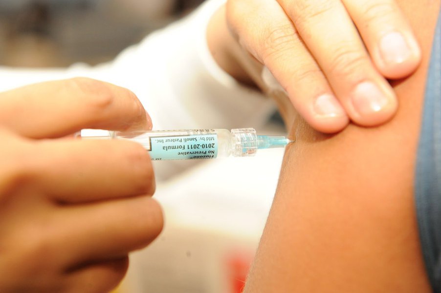 Balanço divulgado pela Secretaria Municipal de Saúde mostra que já foram aplicadas mais de 1 milhão de doses da vacina entre a população de cinco a 29 anos. A vacinação continua em todos os 93 postos de saúde da Capital (Foto: Rodrigo Rocha) Balanço divulgado pela Secretaria Municipal de Saúde mostra que já foram aplicadas mais de 1 milhão de doses da vacina entre a população de cinco a 29 anos. A vacinação continua em todos os 93 postos de saúde da Capital