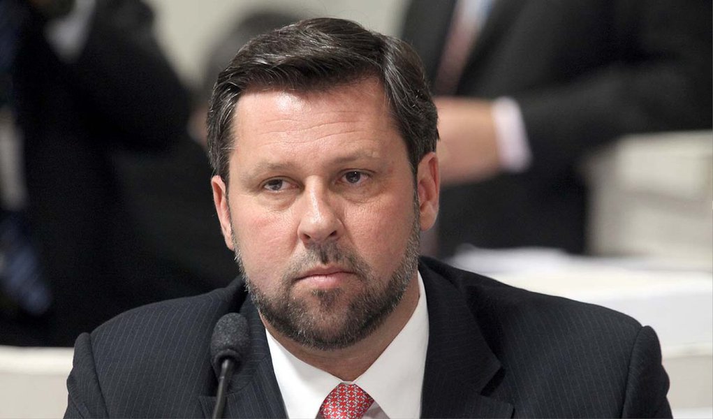 O líder do PSDB na Câmara, Carlos Sampaio, afirmou, através das suas redes sociais que a delação do empresário Ricardo Pessoa é a "prova que faltava" contra a presidente Dilma Rousseff; "O dono da UTC, Ricardo Pessoa, confirmou que repassou R$ 3,6 milhões de “caixa 2” para o tesoureiro da campanha da Dilma em 2010, José de Filippi, e o para o ex-tesoureiro nacional do PT João Vaccari Neto, em 2014! Eu sempre disse que os fatos levavam à conclusão de que Dilma foi eleita com recursos espúrios, frutos da corrupção de seu governo e da Petrobras", disse (Foto: Valter Lima) O líder do PSDB na Câmara, Carlos Sampaio, afirmou, através das suas redes sociais que a delação do empresário Ricardo Pessoa é a "prova que faltava" contra a presidente Dilma Rousseff; "O dono da UTC, Ricardo Pessoa, confirmou que repassou R$ 3,6 milhões de “caixa 2” para o tesoureiro da campanha da Dilma em 2010, José de Filippi, e o para o ex-tesoureiro nacional do PT João Vaccari Neto, em 2014! Eu sempre disse que os fatos levavam à conclusão de que Dilma foi eleita com recursos espúrios, frutos da corrupção de seu governo e da Petrobras", disse