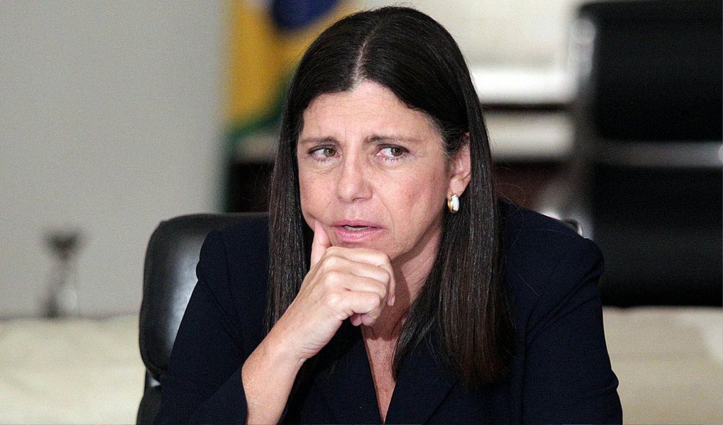 A total falta de transparência nos governos comandados pela Oligarquia Sarney continua rendendo índices desabonadores para o Maranhão, principalmente no que diz respeito à LAI; por conta das constantes sonegações nos últimos quatro anos de mandato da ex-governadora Roseana Sarney, o Estado ficou em anti penúltimo lugar na Escala Brasil Transparente, lançada hoje em Brasília pela Controladoria Geral da União; a CGU lançou a EBT, índice que mede a transparência pública de estados e municípios, na qual o Maranhão aparece com a nota 2,22, a frente apenas dos estados do Amapá e Rio Grande do Norte que obtiveram zero (Foto: Leonardo Lucena) A total falta de transparência nos governos comandados pela Oligarquia Sarney continua rendendo índices desabonadores para o Maranhão, principalmente no que diz respeito à LAI; por conta das constantes sonegações nos últimos quatro anos de mandato da ex-governadora Roseana Sarney, o Estado ficou em anti penúltimo lugar na Escala Brasil Transparente, lançada hoje em Brasília pela Controladoria Geral da União; a CGU lançou a EBT, índice que mede a transparência pública de estados e municípios, na qual o Maranhão aparece com a nota 2,22, a frente apenas dos estados do Amapá e Rio Grande do Norte que obtiveram zero