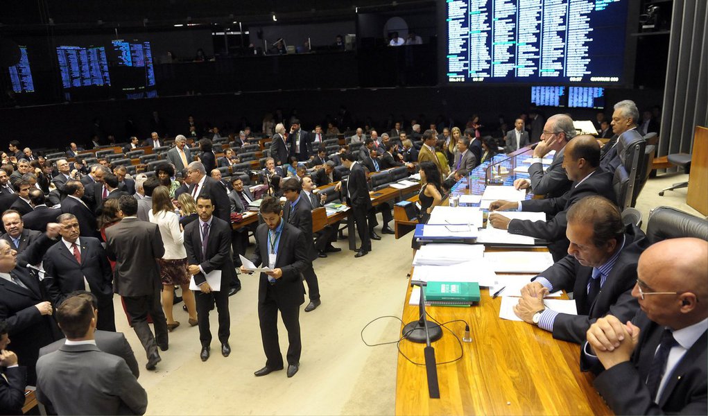 A Câmara dos Deputados aprovou, por 206 votos a 179, emenda à Medida Provisória 672/15 que estende os aumentos do salário mínimo aos demais benefícios da Previdência Social (aposentadorias e pensões) acima desse valor; os deputados já aprovaram o texto-base da MP, que mantém as atuais regras de reajuste do salário mínimo para o período de 2016 a 2019; o reajuste é calculado pela soma da variação da inflação (INPC) e do Produto Interno Bruto (PIB) (Foto: Valter Lima) A Câmara dos Deputados aprovou, por 206 votos a 179, emenda à Medida Provisória 672/15 que estende os aumentos do salário mínimo aos demais benefícios da Previdência Social (aposentadorias e pensões) acima desse valor; os deputados já aprovaram o texto-base da MP, que mantém as atuais regras de reajuste do salário mínimo para o período de 2016 a 2019; o reajuste é calculado pela soma da variação da inflação (INPC) e do Produto Interno Bruto (PIB)