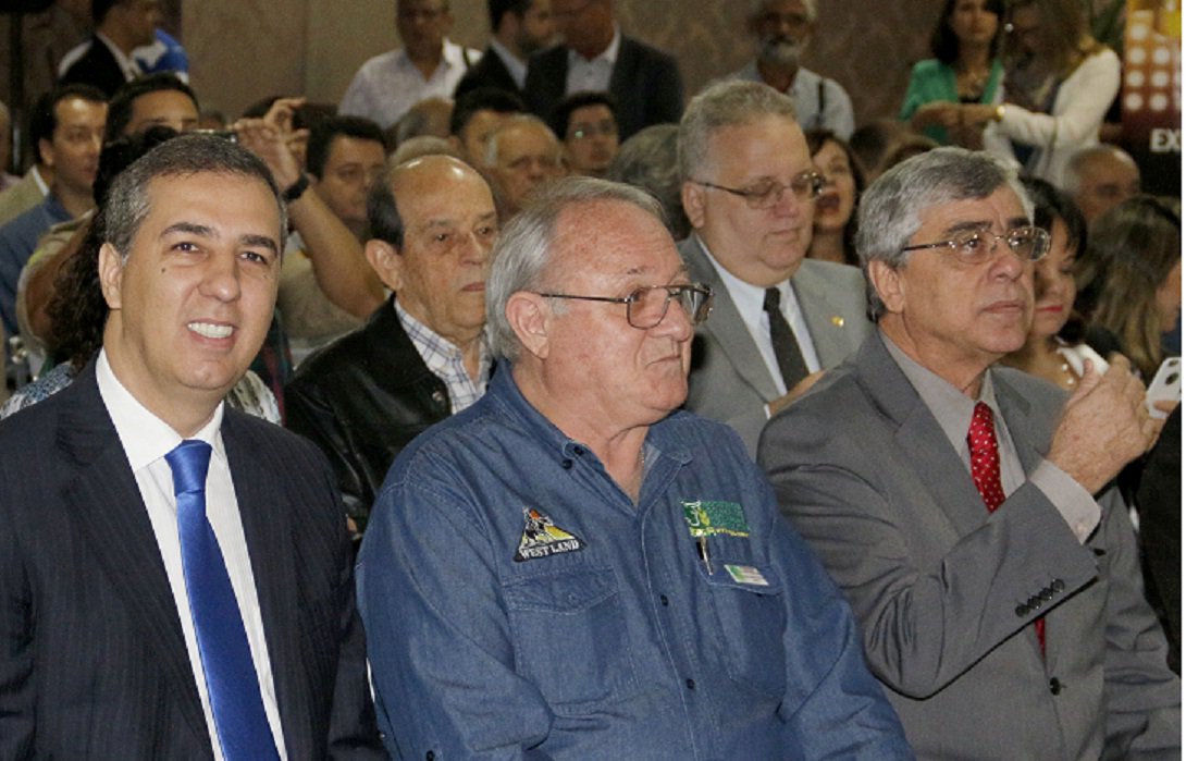Governador em exercício, José Eliton abriu oficialmente a 70ª Exposição Agropecuária do Estado de Goiás, nesta quarta-feira, e destacou a força da agricultura e pecuária na histórica econômica do Goiás e do Brasil; "Hoje, passados mais de 20 anos do advento da estabilidade nacional, é mais uma vez a agricultura e a pecuária as responsáveis por resgatar o Brasil nesse momento transitório difícil por que passa o país"; Eliton reforçou que o governo goiano vai investir no agronegócio para enfrentar o momento de crise (Foto: José Barbacena) Governador em exercício, José Eliton abriu oficialmente a 70ª Exposição Agropecuária do Estado de Goiás, nesta quarta-feira, e destacou a força da agricultura e pecuária na histórica econômica do Goiás e do Brasil; "Hoje, passados mais de 20 anos do advento da estabilidade nacional, é mais uma vez a agricultura e a pecuária as responsáveis por resgatar o Brasil nesse momento transitório difícil por que passa o país"; Eliton reforçou que o governo goiano vai investir no agronegócio para enfrentar o momento de crise