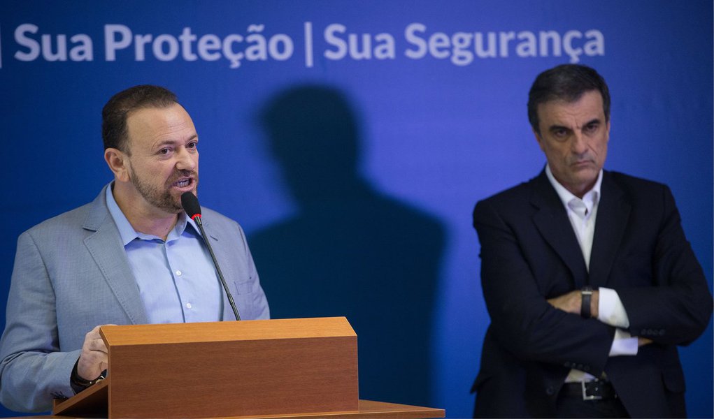 Citado na delação de Ricardo Pessoa, da UTC, ministro da Comunicação Social afirma em coletiva de imprensa que lhe causa "indignação" o "vazamento seletivo dessa delação e a construção da tese de criminalização, também seletiva, das doações da nossa campanha, quando outras campanhas também receberam doações semelhantes, com o mesmo caráter"; "Eu não entendo por que as nossas são colocadas sob suspeita e as outras não", disse; Edinho Silva ressaltou que as contas de campanha da presidente Dilma em 2014 "foram rigorosamente auditadas e aprovadas por unanimidade pelo TSE" e que faz questão de ser ouvido nos autos; o ministro assegurou ainda que, "se confirmadas as mentiras publicadas pela imprensa", tomará "medidas judiciais em defesa da minha honra" (Foto: Gisele Federicce) Citado na delação de Ricardo Pessoa, da UTC, ministro da Comunicação Social afirma em coletiva de imprensa que lhe causa "indignação" o "vazamento seletivo dessa delação e a construção da tese de criminalização, também seletiva, das doações da nossa campanha, quando outras campanhas também receberam doações semelhantes, com o mesmo caráter"; "Eu não entendo por que as nossas são colocadas sob suspeita e as outras não", disse; Edinho Silva ressaltou que as contas de campanha da presidente Dilma em 2014 "foram rigorosamente auditadas e aprovadas por unanimidade pelo TSE" e que faz questão de ser ouvido nos autos; o ministro assegurou ainda que, "se confirmadas as mentiras publicadas pela imprensa", tomará "medidas judiciais em defesa da minha honra"
