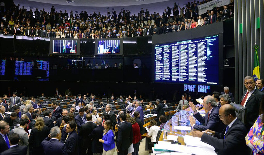 Era inimaginável que a maioria dos deputados federais fosse capaz de alterar o atual modelo de relação política e financeira com as empresas. É assim que eles sobrevivem, vencem pleitos e fazem fortuna (Foto: Voney Malta) Era inimaginável que a maioria dos deputados federais fosse capaz de alterar o atual modelo de relação política e financeira com as empresas. É assim que eles sobrevivem, vencem pleitos e fazem fortuna