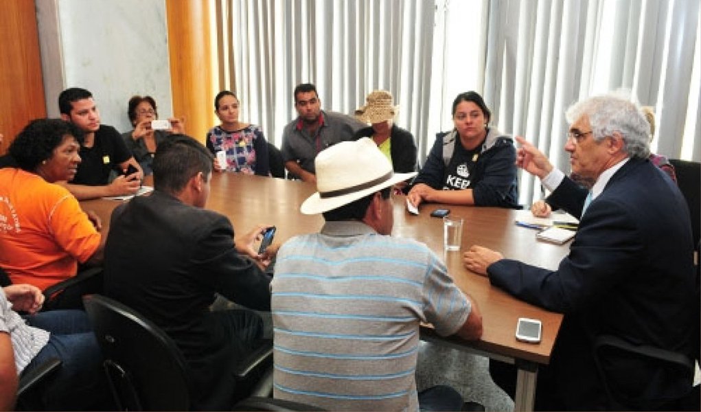Moradores do Assentamento 26 de Setembro, de Vicente Pires, foram recebidos pelo subsecretário de Movimentos Sociais e Participação Popular, da Secretaria de Relações Institucionais e Sociais, Acilino Ribeiro; eles se queixam de demolições feitas ontem pela Agência de Fiscalização do Distrito Federal (Agefis); após ouvir o grupo, Ribeiro sugeriu um novo encontro para se inteirar do contexto das derrubadas; antes da reunião desta manhã, cerca de 50 pessoas ameaçaram bloquear o Eixo Monumental (Foto: Leonardo Lucena) Moradores do Assentamento 26 de Setembro, de Vicente Pires, foram recebidos pelo subsecretário de Movimentos Sociais e Participação Popular, da Secretaria de Relações Institucionais e Sociais, Acilino Ribeiro; eles se queixam de demolições feitas ontem pela Agência de Fiscalização do Distrito Federal (Agefis); após ouvir o grupo, Ribeiro sugeriu um novo encontro para se inteirar do contexto das derrubadas; antes da reunião desta manhã, cerca de 50 pessoas ameaçaram bloquear o Eixo Monumental