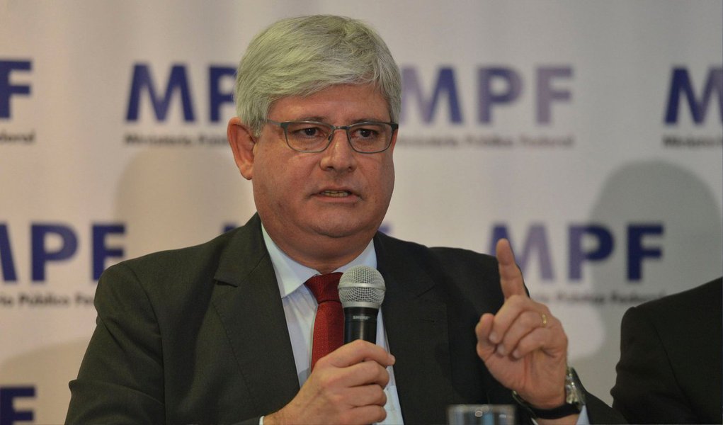 O procurador-geral da República, Rodrigo Janot, corre risco de não seguir a tendência de seus antecessores de ter dois mandatos consecutivos; seu atual mandato se encerra em agosto, e a disputa pelo cargo já é acirrada; além dele, os demais candidatos são os procuradores Carlos Frederico Santos, Mario Bonsaglia e Raquel Dodge – um deles, portanto, será excluído da disputa; veja o potencial e o histórico das carreiras de cada candidato (Foto: Romulo Faro) O procurador-geral da República, Rodrigo Janot, corre risco de não seguir a tendência de seus antecessores de ter dois mandatos consecutivos; seu atual mandato se encerra em agosto, e a disputa pelo cargo já é acirrada; além dele, os demais candidatos são os procuradores Carlos Frederico Santos, Mario Bonsaglia e Raquel Dodge – um deles, portanto, será excluído da disputa; veja o potencial e o histórico das carreiras de cada candidato