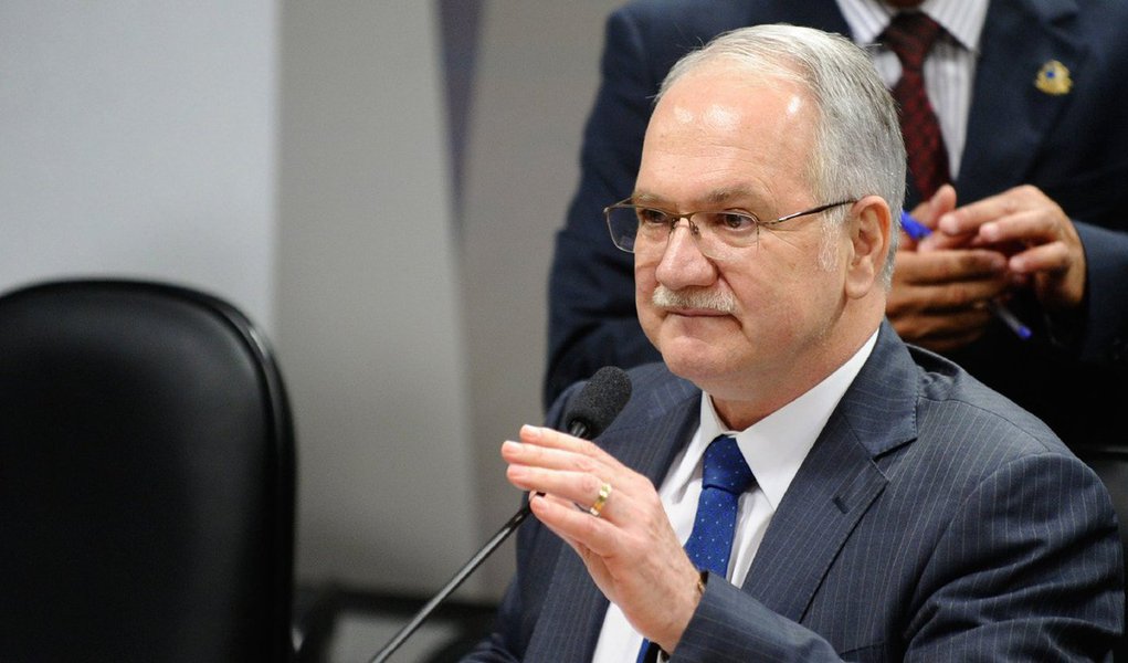 "O que me parece muito importante neste momento é colocar o Brasil acima de todo e qualquer embate. Os interesses do Brasil são maiores que os interesses momentâneos de uma crise política que o país pode estar passando", disse o ministro do STF, após participar de solenidade no Palácio do Itamaraty (Foto: Gisele Federicce) "O que me parece muito importante neste momento é colocar o Brasil acima de todo e qualquer embate. Os interesses do Brasil são maiores que os interesses momentâneos de uma crise política que o país pode estar passando", disse o ministro do STF, após participar de solenidade no Palácio do Itamaraty