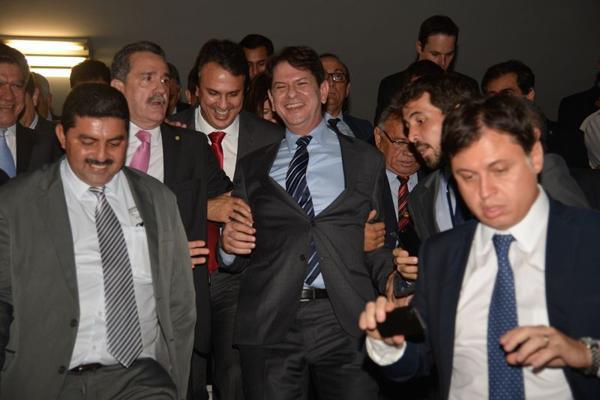 A decisão, que levará também prefeitos, vereadores e deputados estaduais e federais, será durante um encontro no Hotel Romanos, em Messejana. Na pauta, está a avaliação da situação do grupo para as eleições de 2016 (Foto: Renata Paiva) A decisão, que levará também prefeitos, vereadores e deputados estaduais e federais, será durante um encontro no Hotel Romanos, em Messejana. Na pauta, está a avaliação da situação do grupo para as eleições de 2016