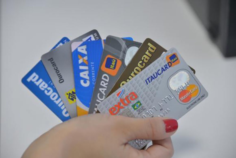 Os brasileiros estão usando cada vez mais o rotativo do cartão de crédito. No fim de junho, o somatório do saldo devedor dessa modalidade de crédito atingiu o recorde de R$ 33,122 bilhões, na série histórica do Banco Central (BC), iniciada em março de 2007. No início da série histórica, esse saldo era de R$ 11,407 bilhões (Foto: Leonardo Attuch) Os brasileiros estão usando cada vez mais o rotativo do cartão de crédito. No fim de junho, o somatório do saldo devedor dessa modalidade de crédito atingiu o recorde de R$ 33,122 bilhões, na série histórica do Banco Central (BC), iniciada em março de 2007. No início da série histórica, esse saldo era de R$ 11,407 bilhões