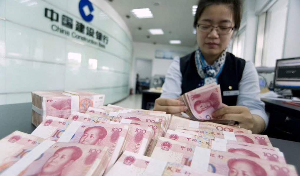 País desvalorizou o valor do yuan em relação ao dólar em 1,62% nesta quarta-feira; o Banco Central da China estabeleceu hoje a "taxa de referência" diária da moeda chinesa em 6.3306 para US$ 1, comparando com o valor de 6.2298 nessa terça-feira (Foto: Gisele Federicce) País desvalorizou o valor do yuan em relação ao dólar em 1,62% nesta quarta-feira; o Banco Central da China estabeleceu hoje a "taxa de referência" diária da moeda chinesa em 6.3306 para US$ 1, comparando com o valor de 6.2298 nessa terça-feira