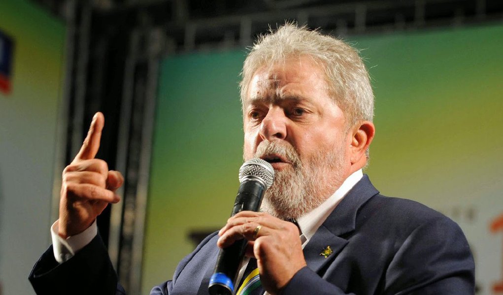 Em nota enviada para a TV Globo sobre os protestos que ocorreram neste domingo (16) dos quais foi um dos alvos, o ex-presidente Lula rechaçou que tenha praticado qualquer crime; "Lula foi preso na ditadura porque defendia a liberdade de expressão e organização política. O povo brasileiro sabe que ele só pode ser acusado de ter promovido a melhora das condições de vida e acabado com a fome de milhões de brasileiros, o que para alguns parece ser um crime político intolerável", afirmou o Instituto Lula (Foto: Valter Lima) Em nota enviada para a TV Globo sobre os protestos que ocorreram neste domingo (16) dos quais foi um dos alvos, o ex-presidente Lula rechaçou que tenha praticado qualquer crime; "Lula foi preso na ditadura porque defendia a liberdade de expressão e organização política. O povo brasileiro sabe que ele só pode ser acusado de ter promovido a melhora das condições de vida e acabado com a fome de milhões de brasileiros, o que para alguns parece ser um crime político intolerável", afirmou o Instituto Lula