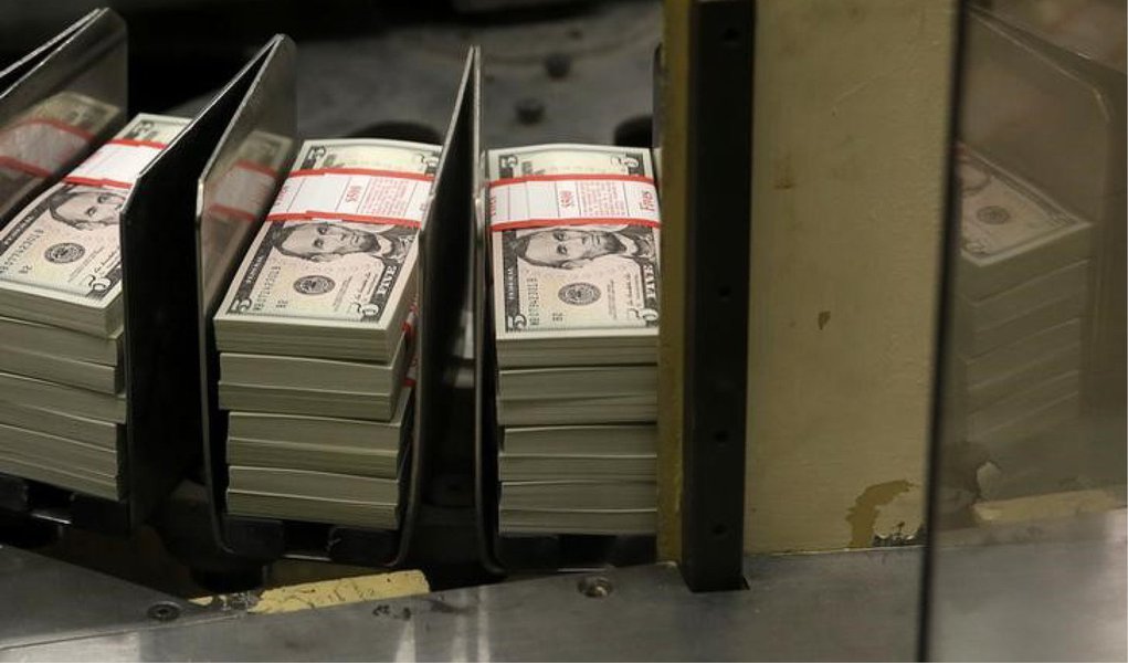 Órgão antitruste brasileiro investigará 15 bancos estrangeiros e 30 pessoas por suposto cartel de manipulação de taxas de câmbio envolvendo o real e moedas estrangeiras, seguindo a processos similares abertos em outras jurisdições como Estados Unidos, Reino Unido e Suíça; estão envolvidos os bancos Barclays, Citigroup, Credit Suisse, Deutsche Bank, HSBC, JPMorgan, Bank of America Merrill Lynch, Morgan Stanley e UBS (Foto: Gisele Federicce) Órgão antitruste brasileiro investigará 15 bancos estrangeiros e 30 pessoas por suposto cartel de manipulação de taxas de câmbio envolvendo o real e moedas estrangeiras, seguindo a processos similares abertos em outras jurisdições como Estados Unidos, Reino Unido e Suíça; estão envolvidos os bancos Barclays, Citigroup, Credit Suisse, Deutsche Bank, HSBC, JPMorgan, Bank of America Merrill Lynch, Morgan Stanley e UBS