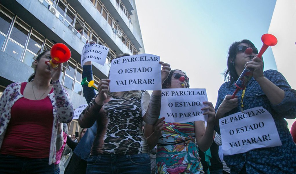 Mais de 43 entidades de servidores públicos participarão nesta terça-feira (18) da assembleia geral unificada do funcionalismo público, que será realizada no Largo Glênio Peres, no centro de Porto Alegre; caravanas de servidores e servidoras começarão a chegar na capital desde as primeiras da manhã, vindo de todas as regiões do Estado; um dos principais pontos de pauta da assembleia é a realização de uma greve geral de todo o funcionalismo público contra as políticas do governo José Ivo Sartori (PMDB) (Foto: Leonardo Lucena) Mais de 43 entidades de servidores públicos participarão nesta terça-feira (18) da assembleia geral unificada do funcionalismo público, que será realizada no Largo Glênio Peres, no centro de Porto Alegre; caravanas de servidores e servidoras começarão a chegar na capital desde as primeiras da manhã, vindo de todas as regiões do Estado; um dos principais pontos de pauta da assembleia é a realização de uma greve geral de todo o funcionalismo público contra as políticas do governo José Ivo Sartori (PMDB)