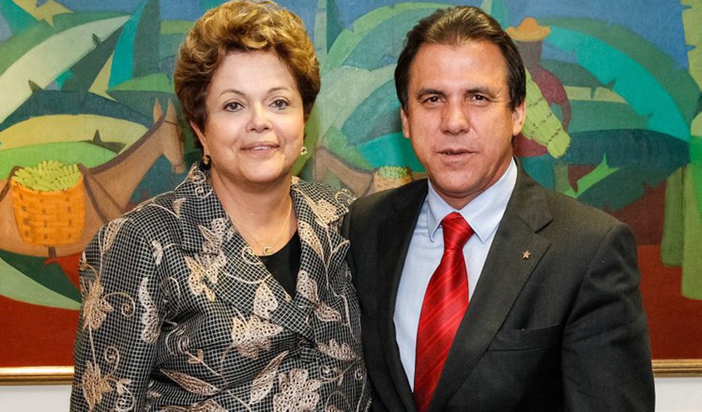 Prefeito de São Bernardo do Campo, Luiz Marinho, afirmou que a presidente Dilma Rousseff deu os primeiros passos para sair da crise, ao iniciar o diálogo com líderes e movimentos sociais: “A presidenta Dilma aparentemente resolveu tomar as iniciativas de diálogo com vários segmentos. Espero que isso se restabeleça e que o partido não tenha mais que fazer esse tipo de reclamação”; ele, no entanto, voltou a criticar a política do Ministério da Fazenda: “É preciso que o Levy tire o pé da garganta dos municípios e dos estados” (Foto: Roberta Namour) Prefeito de São Bernardo do Campo, Luiz Marinho, afirmou que a presidente Dilma Rousseff deu os primeiros passos para sair da crise, ao iniciar o diálogo com líderes e movimentos sociais: “A presidenta Dilma aparentemente resolveu tomar as iniciativas de diálogo com vários segmentos. Espero que isso se restabeleça e que o partido não tenha mais que fazer esse tipo de reclamação”; ele, no entanto, voltou a criticar a política do Ministério da Fazenda: “É preciso que o Levy tire o pé da garganta dos municípios e dos estados”