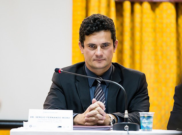 Como o juiz Moro e seu time jogam solto, sem qualquer marcação e com a cobertura da grande mídia, a Direita está se sentindo forte para, impunemente, tramar a derrubada do governo, disseminar o ódio e até fazer ameaças de morte (Foto: Ribamar Fonseca) Como o juiz Moro e seu time jogam solto, sem qualquer marcação e com a cobertura da grande mídia, a Direita está se sentindo forte para, impunemente, tramar a derrubada do governo, disseminar o ódio e até fazer ameaças de morte