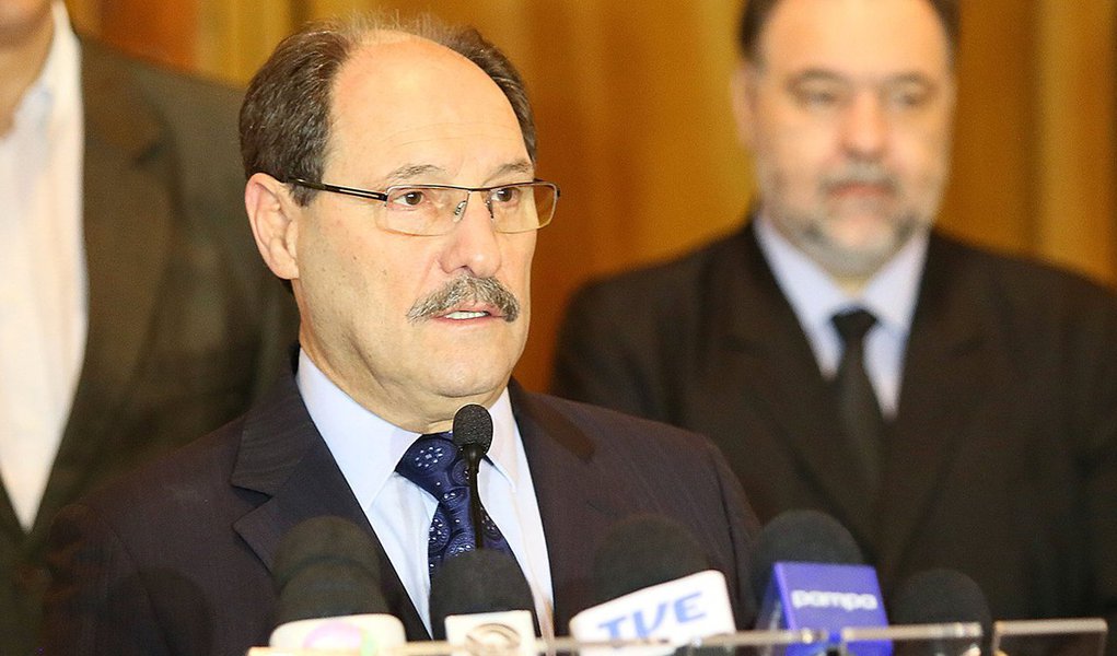 Governador Ivo Sartori (PMDB) anunciou nesta manhã que não pagará a parcela da dívida com a União que venceu no dia 30 de julho; decisão foi tomada ontem à noite, com o objetivo de quitar os salários de julho do funcionalismo público, atrasados há 12 dias; "Sabemos o risco e as consequências dessa decisão, mas nós temos que dizer que é mais um esforço que estamos fazendo para colocar em dia o pagamento dos servidores", afirmou Sartori, em um pronunciamento à imprensa; ele citou as medidas que o governo vem adotando para sanar o déficit do Estado e anunciou que estará em Brasília nesta quarta-feira 12 para reuniões no STF, Banco Mundial, Congresso Nacional, para "continuar na jornada em defesa do Estado" (Foto: Gisele Federicce) Governador Ivo Sartori (PMDB) anunciou nesta manhã que não pagará a parcela da dívida com a União que venceu no dia 30 de julho; decisão foi tomada ontem à noite, com o objetivo de quitar os salários de julho do funcionalismo público, atrasados há 12 dias; "Sabemos o risco e as consequências dessa decisão, mas nós temos que dizer que é mais um esforço que estamos fazendo para colocar em dia o pagamento dos servidores", afirmou Sartori, em um pronunciamento à imprensa; ele citou as medidas que o governo vem adotando para sanar o déficit do Estado e anunciou que estará em Brasília nesta quarta-feira 12 para reuniões no STF, Banco Mundial, Congresso Nacional, para "continuar na jornada em defesa do Estado"