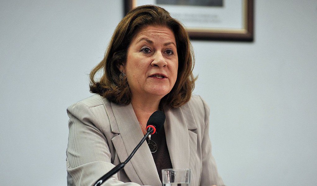 Presidente do banco, Miriam Belchior, assinou nesta terça-feira 18 convênio com a Anfavea, o Sindipeças e a Fenabrave com o objetivo de oferecer condições de apoio ao desenvolvimento de toda a cadeia produtiva; pelo acordo, a Caixa disponibilizará linhas de crédito para antecipação de contratos firmados entre o fornecedor e a montadora, de modo a suprir a necessidade de capital de giro (Foto: Gisele Federicce) Presidente do banco, Miriam Belchior, assinou nesta terça-feira 18 convênio com a Anfavea, o Sindipeças e a Fenabrave com o objetivo de oferecer condições de apoio ao desenvolvimento de toda a cadeia produtiva; pelo acordo, a Caixa disponibilizará linhas de crédito para antecipação de contratos firmados entre o fornecedor e a montadora, de modo a suprir a necessidade de capital de giro