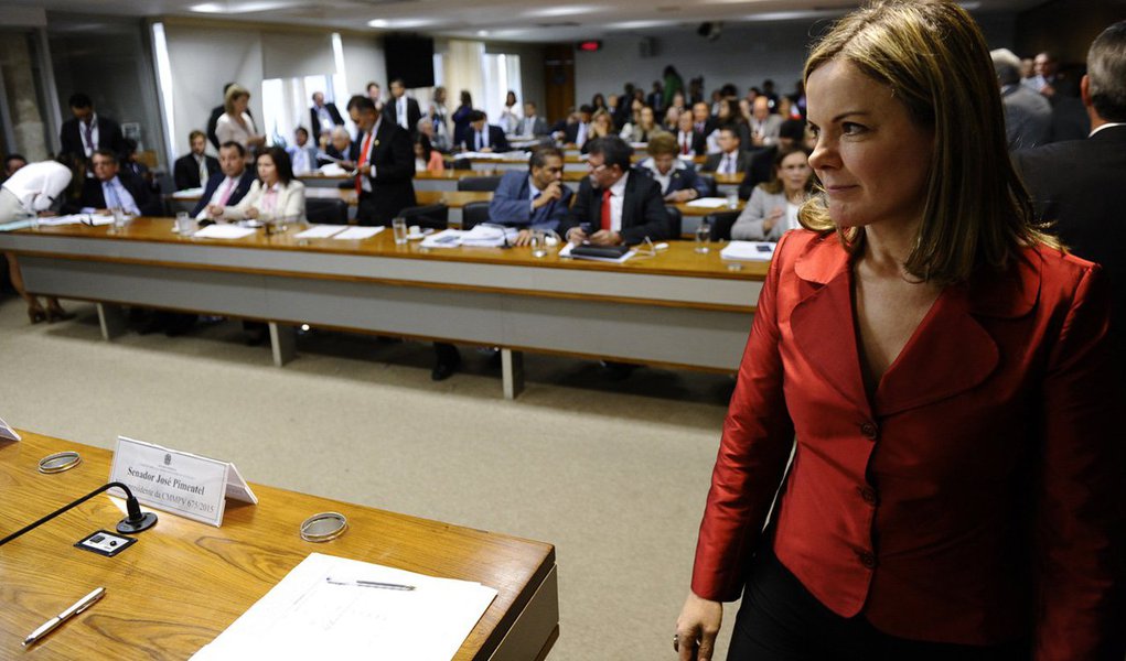 Senadora petista Gleisi Hoffman diz, em entrevista ao InfoMoney, que todos precisam contribuir para o ajuste fiscal, e espera do Congresso o mesmo espírito público de quando aprovou medidas que alteraram direitos trabalhistas e previdenciários (Foto: Roberta Namour) Senadora petista Gleisi Hoffman diz, em entrevista ao InfoMoney, que todos precisam contribuir para o ajuste fiscal, e espera do Congresso o mesmo espírito público de quando aprovou medidas que alteraram direitos trabalhistas e previdenciários