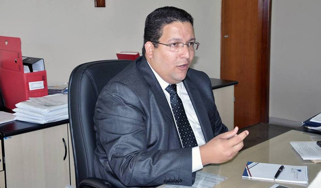 Secretaria da Administração (Secad) confirmou o pagamento da primeira parcela do retroativo firmado em acordo com os servidores da Saúde, referente aos adicionais de insalubridade e noturno; e para a Polícia Militar, o passivo da data-base de 2011; segundo o secretário de Administração, Geferson Oliveira, a próxima parcela será efetivada no dia 12 de julho (Foto: Aquiles Lins) Secretaria da Administração (Secad) confirmou o pagamento da primeira parcela do retroativo firmado em acordo com os servidores da Saúde, referente aos adicionais de insalubridade e noturno; e para a Polícia Militar, o passivo da data-base de 2011; segundo o secretário de Administração, Geferson Oliveira, a próxima parcela será efetivada no dia 12 de julho