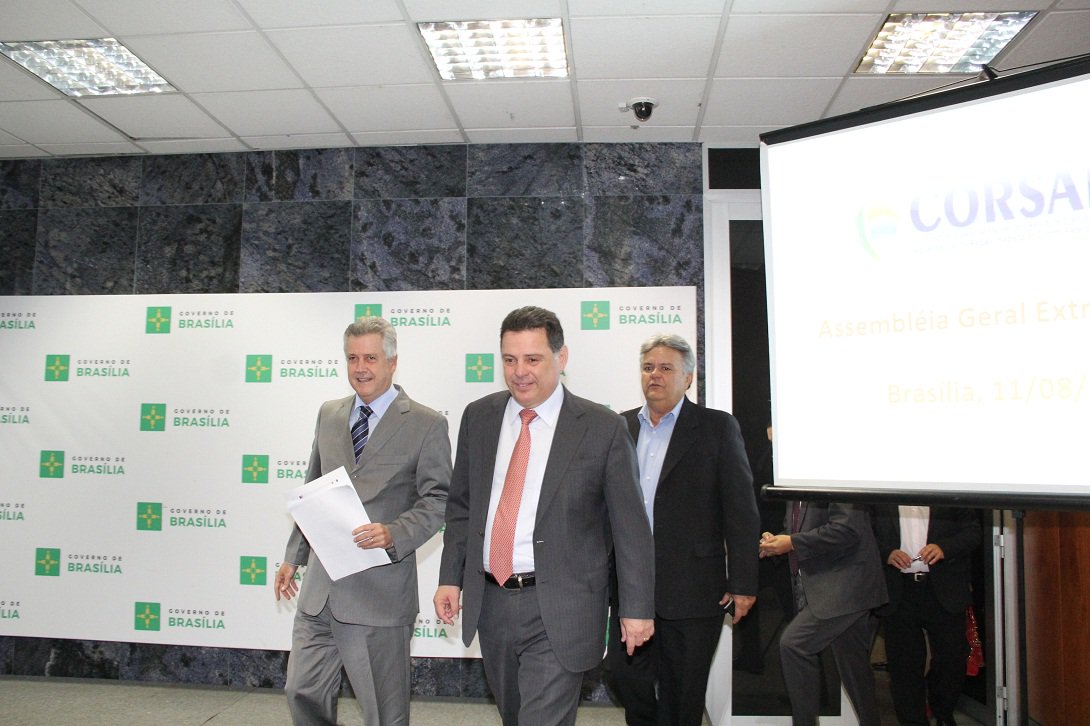 Encontro e Brasília entre Marconi e Rollemberg marca reativação do Consórcio de Manejo de Resíduos Sólidos e das Águas Pluviais (Corsap); parceria entre os dois governos vai resultar na construção de aterros em Planaltina, Águas Lindas e na Região de Luziânia; “Tudo será executado em parceria entre Goiás, Distrito Federal e municípios. Vamos colocar em prática o que estava no papel a partir de agora e resolver a questão do lixo e das águas pluviais", disse Marconi Perillo (Foto: José Barbacena) Encontro e Brasília entre Marconi e Rollemberg marca reativação do Consórcio de Manejo de Resíduos Sólidos e das Águas Pluviais (Corsap); parceria entre os dois governos vai resultar na construção de aterros em Planaltina, Águas Lindas e na Região de Luziânia; “Tudo será executado em parceria entre Goiás, Distrito Federal e municípios. Vamos colocar em prática o que estava no papel a partir de agora e resolver a questão do lixo e das águas pluviais", disse Marconi Perillo