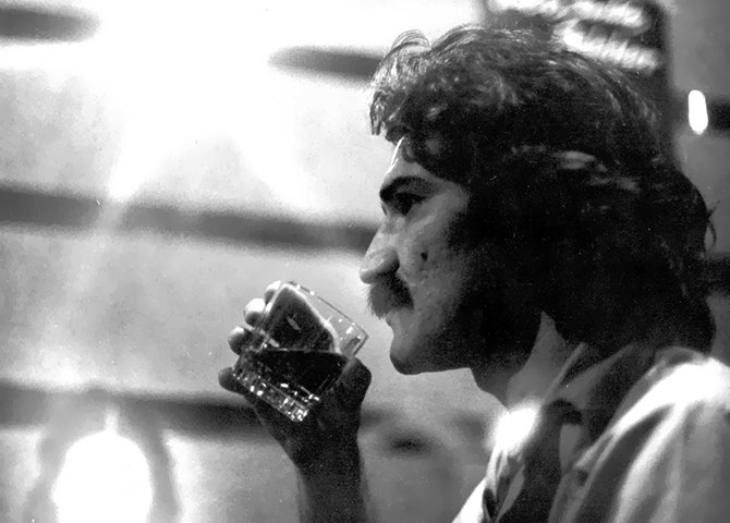 Ele é “apenas um rapaz latino-americano, sem dinheiro no banco, sem parentes importantes e vindo do interior”, mas soube compreender e cantar, como poucos, a nossa solidão, o nosso som, a nossa fúria e a nossa “pressa de viver” (Foto: Khalil Gibran) www.brasil247.com - Ele é “apenas um rapaz latino-americano, sem dinheiro no banco, sem parentes importantes e vindo do interior”, mas soube compreender e cantar, como poucos, a nossa solidão, o nosso som, a nossa fúria e a nossa “pressa de viver”