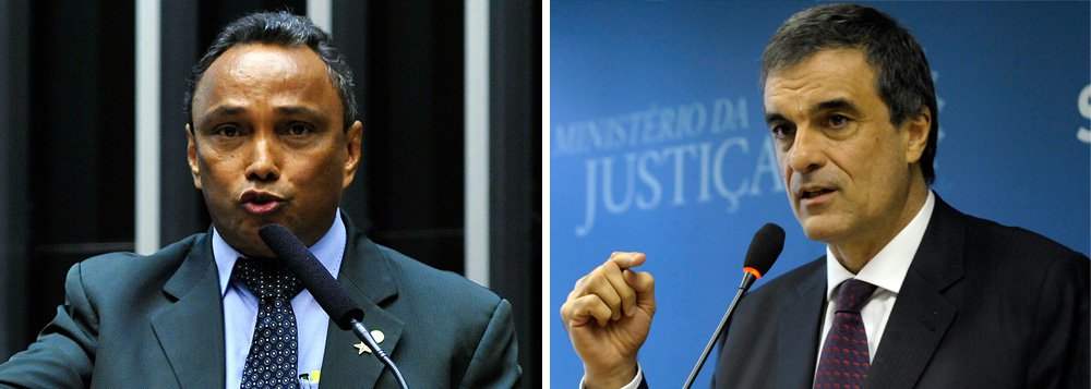 Bancada do PT defende a permanência do ministro da Justiça, José Eduardo Cardozo, no cargo, depois que a Folha de S. Paulo publicou uma matéria informando que Cardozo teria dito a aliados que deseja deixar o governo; setores do PT cobram o ministro por abusos em operações da Polícia Federal; "Reconhecemos que, na esfera das suas atribuições, o ministro Cardozo tem determinado a abertura de inquéritos e sindicâncias para apurar irregularidades praticadas por autoridades policiais em todos os casos em que há indícios de irregularidades", diz trecho da nota (Foto: Gisele Federicce) Bancada do PT defende a permanência do ministro da Justiça, José Eduardo Cardozo, no cargo, depois que a Folha de S. Paulo publicou uma matéria informando que Cardozo teria dito a aliados que deseja deixar o governo; setores do PT cobram o ministro por abusos em operações da Polícia Federal; "Reconhecemos que, na esfera das suas atribuições, o ministro Cardozo tem determinado a abertura de inquéritos e sindicâncias para apurar irregularidades praticadas por autoridades policiais em todos os casos em que há indícios de irregularidades", diz trecho da nota