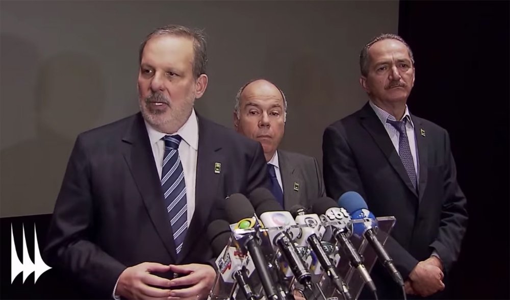 Os ministros das Relações Exteriores, Mauro Viera, do Desenvolvimento, Armando Monteiro, e da Ciência e Tecnologia, Aldo Rebelo, definiram como bastante produtivo o encontro entre a presidente Dilma Rousseff, ministros e empresários brasileiros que investem nos Estados Unidos, neste domingo; em coletiva, eles afirmaram que a reunião deverá manter estreita a relação entre o governo e o setor produtivo e ressaltaram que é possível ampliar muito essa corrente de comércio (Foto: Gisele Federicce) Os ministros das Relações Exteriores, Mauro Viera, do Desenvolvimento, Armando Monteiro, e da Ciência e Tecnologia, Aldo Rebelo, definiram como bastante produtivo o encontro entre a presidente Dilma Rousseff, ministros e empresários brasileiros que investem nos Estados Unidos, neste domingo; em coletiva, eles afirmaram que a reunião deverá manter estreita a relação entre o governo e o setor produtivo e ressaltaram que é possível ampliar muito essa corrente de comércio