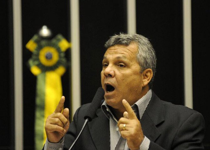 À ofensa física que sofri se somou a verbal que, apesar de a mim dirigidas, se transformaram em agressão a todas as mulheres que, fora e dentro do Congresso, matam vários dragões por dia para mostrar seu valor e disputar seu merecido lugar (Foto: Jandira Feghali) À ofensa física que sofri se somou a verbal que, apesar de a mim dirigidas, se transformaram em agressão a todas as mulheres que, fora e dentro do Congresso, matam vários dragões por dia para mostrar seu valor e disputar seu merecido lugar