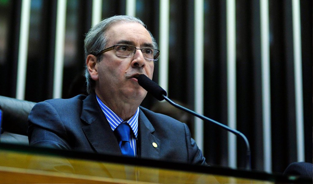 O presidente da Câmara, deputado Eduardo Cunha (PMDB-RJ), disse nesta quinta (14) que o governo precisa buscar uma alternativa ao fator previdenciário; “Acho que o fator é um tema que a Casa vem tentando enfrentar há muito tempo”; ele lembrou que o Congresso discutiu e aprovou o fim do fator previdenciário em 2009, quando o então presidente Luiz Inácio Lula da Silva vetou a medida; “Se o veto tivesse sido apreciado, teria sido derrubado. Da mesma forma agora. Se vetar, acho pouco provável que o Congresso mantenha o veto. É preciso que se busque uma alternativa”, esclareceu (Foto: Valter Lima) O presidente da Câmara, deputado Eduardo Cunha (PMDB-RJ), disse nesta quinta (14) que o governo precisa buscar uma alternativa ao fator previdenciário; “Acho que o fator é um tema que a Casa vem tentando enfrentar há muito tempo”; ele lembrou que o Congresso discutiu e aprovou o fim do fator previdenciário em 2009, quando o então presidente Luiz Inácio Lula da Silva vetou a medida; “Se o veto tivesse sido apreciado, teria sido derrubado. Da mesma forma agora. Se vetar, acho pouco provável que o Congresso mantenha o veto. É preciso que se busque uma alternativa”, esclareceu