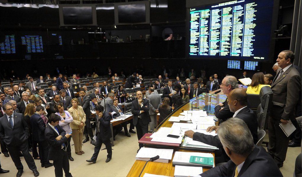 PSB foi o partido que mais teve parlamentares que foram do "não" para o "sim": quatro; PSDB continuou sendo mais "fiel" a Eduardo Cunha do que o próprio PMDB, mas dois tucanos mudaram de posição, entre eles, Mara Gabrilli, que havia publicado no Facebook um longo texto contra a redução da maioridade penal (Foto: Gisele Federicce) PSB foi o partido que mais teve parlamentares que foram do "não" para o "sim": quatro; PSDB continuou sendo mais "fiel" a Eduardo Cunha do que o próprio PMDB, mas dois tucanos mudaram de posição, entre eles, Mara Gabrilli, que havia publicado no Facebook um longo texto contra a redução da maioridade penal