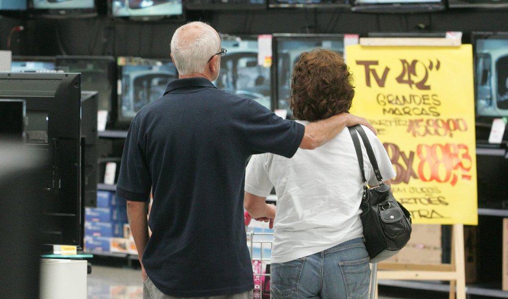 A Intenção de Consumo das Famílias, medida pela Confederação Nacional do Comércio de Bens, Serviços e Turismo (CNC), caiu 5,9% em agosto, na comparação com o mês anterior; na comparação com agosto de 2014, a queda foi 32,3%; indicador atingiu, pela sétima vez consecutiva, o menor patamar da série histórica, iniciada em janeiro de 2010 (Foto: Paulo Emílio) A Intenção de Consumo das Famílias, medida pela Confederação Nacional do Comércio de Bens, Serviços e Turismo (CNC), caiu 5,9% em agosto, na comparação com o mês anterior; na comparação com agosto de 2014, a queda foi 32,3%; indicador atingiu, pela sétima vez consecutiva, o menor patamar da série histórica, iniciada em janeiro de 2010