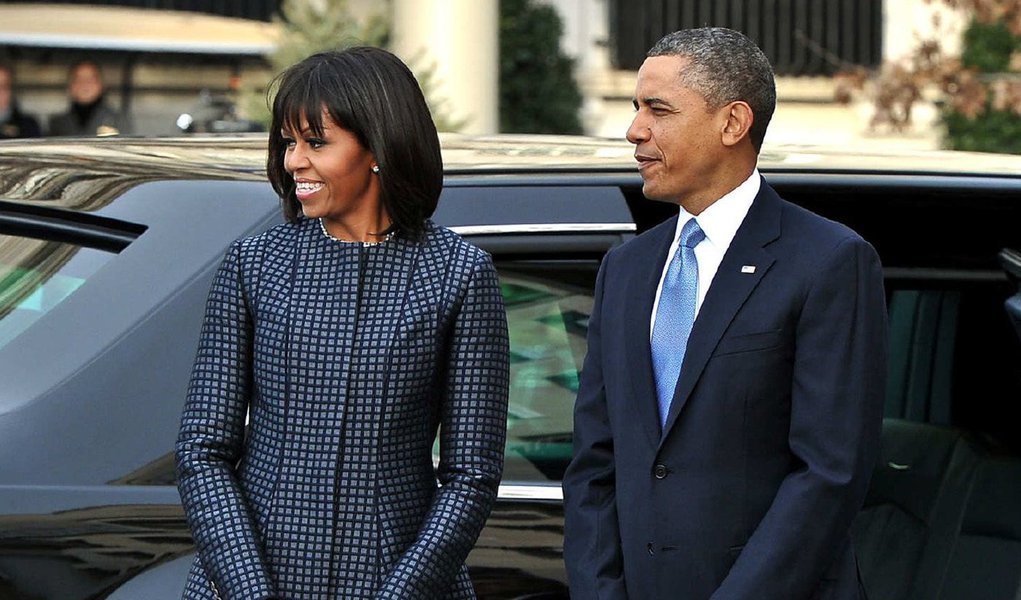 Presidente dos Estados Unidos, Barack Obama, e sua esposa, Michele, pretendem criar uma biblioteca e uma possível fundação mundial quando deixarem a Casa Branca; para isso, já se reuniram com executivos de grande empresas para angariar doações, cujo objetivo é chegarem a US$ 1 bilhão; até agora, Obama arrecadou pouco mais de US$ 5,4 milhões de 12 doadores, cujas contribuições variaram entre US$ 100 mil e US$ 1 milhão; imagina se fosse o ex-presidente Lula que pretendesse captar dinheiro (Foto: Aquiles Lins) Presidente dos Estados Unidos, Barack Obama, e sua esposa, Michele, pretendem criar uma biblioteca e uma possível fundação mundial quando deixarem a Casa Branca; para isso, já se reuniram com executivos de grande empresas para angariar doações, cujo objetivo é chegarem a US$ 1 bilhão; até agora, Obama arrecadou pouco mais de US$ 5,4 milhões de 12 doadores, cujas contribuições variaram entre US$ 100 mil e US$ 1 milhão; imagina se fosse o ex-presidente Lula que pretendesse captar dinheiro