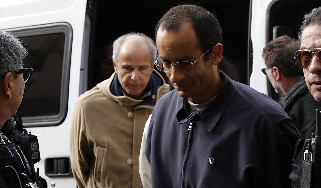 Papéis da empresa de Marcelo Odebrecht eram negociados a 80,6% de seu valor inicial, que é de US$ 100, na última sexta-feira; no dia 19, dia da prisão na Lava Jato, patamar era de 85%; a queda da Andrade Gutierrez, de Otavio Azevedo, foi ainda maior: de 85% para 77% do valor de face, também de US$ 100 (Foto: Roberta Namour) Papéis da empresa de Marcelo Odebrecht eram negociados a 80,6% de seu valor inicial, que é de US$ 100, na última sexta-feira; no dia 19, dia da prisão na Lava Jato, patamar era de 85%; a queda da Andrade Gutierrez, de Otavio Azevedo, foi ainda maior: de 85% para 77% do valor de face, também de US$ 100