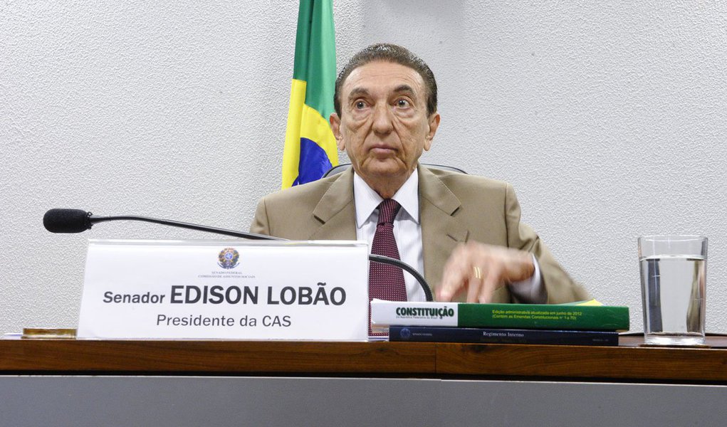 Com Luiz Carlos Martins, ex-diretor de Energia da Camargo Corrêa, chega a cinco o número de delatores da Lava Jato que afirmam que o senador Edison Lobão (PMDB- MA) e o PMDB foram destinatários de propina em contratos para as obras das usinas de Belo Monte e Angra 3; advogado de Lobão, Antônio Castro de Almeida Castro, o Kakay, questionou as delações da Lava Jato: “Eu acho perigoso esse excesso de delações. É perigoso se basear na palavra do delator sem ter uma prova. O excesso de delações está fazendo com que o processo perca seu prumo” (Foto: Roberta Namour) Com Luiz Carlos Martins, ex-diretor de Energia da Camargo Corrêa, chega a cinco o número de delatores da Lava Jato que afirmam que o senador Edison Lobão (PMDB- MA) e o PMDB foram destinatários de propina em contratos para as obras das usinas de Belo Monte e Angra 3; advogado de Lobão, Antônio Castro de Almeida Castro, o Kakay, questionou as delações da Lava Jato: “Eu acho perigoso esse excesso de delações. É perigoso se basear na palavra do delator sem ter uma prova. O excesso de delações está fazendo com que o processo perca seu prumo”