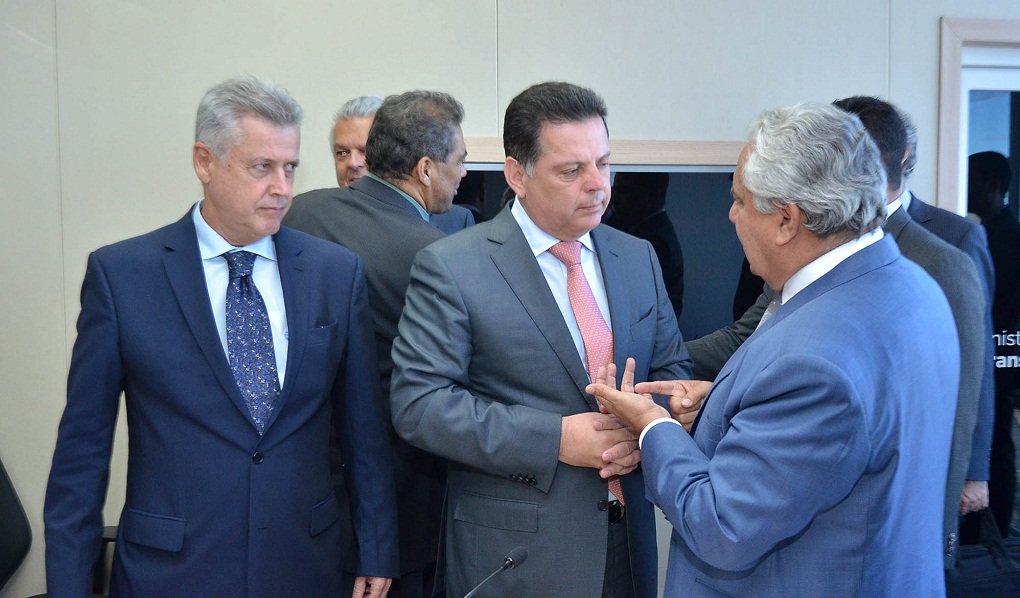 Marconi e o governador do Distrito Federal, Rodrigo Rollemberg, estiveram, nesta segunda-feira, em Brasília renovando a solicitação para viabilização de recursos federais para construção de duas ferrovias - uma entre Brasília e Goiânia, outra de Brasília a Luziânia -, além da extensão do Bus Rapid Transit (BRT), ligando Santa Maria a Luziânia, e da inclusão do Veículo Leve sobre Trilhos (VLT) no Programa de Aceleração do Crescimento (PAC); Marconi e Rollemberg trocaram elogios e ressaltam espírito republicano entre os dois governadores (Foto: José Barbacena) Marconi e o governador do Distrito Federal, Rodrigo Rollemberg, estiveram, nesta segunda-feira, em Brasília renovando a solicitação para viabilização de recursos federais para construção de duas ferrovias - uma entre Brasília e Goiânia, outra de Brasília a Luziânia -, além da extensão do Bus Rapid Transit (BRT), ligando Santa Maria a Luziânia, e da inclusão do Veículo Leve sobre Trilhos (VLT) no Programa de Aceleração do Crescimento (PAC); Marconi e Rollemberg trocaram elogios e ressaltam espírito republicano entre os dois governadores
