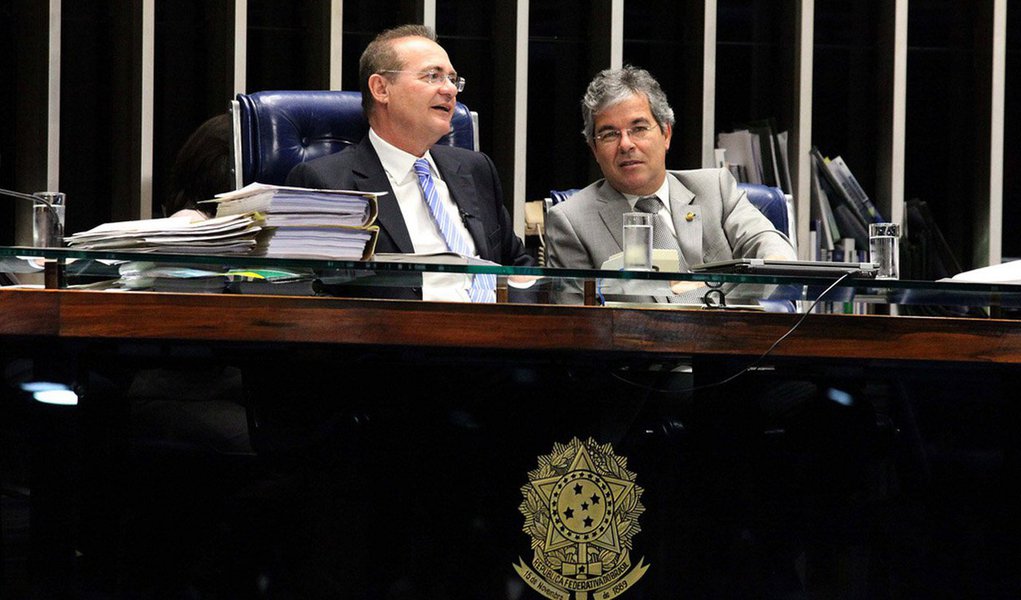 Senador Jorge Viana (PT-AC) classificou o lançamento da Agenda Brasil como uma atitude corajosa do presidente do Senado, Renan Calheiros, para ajudar o país a superar o momento de crise: "Nós não vamos poder seguir nem com o mesmo discurso nem com as mesmas atitudes. Nós vamos ter que dar pelo menos algum passo atrás, fazer os ajustes na sociedade, algumas reformas importantes, para o país voltar a caminhar, e talvez melhor do que o que estava caminhando, mais para a frente" (Foto: Roberta Namour) Senador Jorge Viana (PT-AC) classificou o lançamento da Agenda Brasil como uma atitude corajosa do presidente do Senado, Renan Calheiros, para ajudar o país a superar o momento de crise: "Nós não vamos poder seguir nem com o mesmo discurso nem com as mesmas atitudes. Nós vamos ter que dar pelo menos algum passo atrás, fazer os ajustes na sociedade, algumas reformas importantes, para o país voltar a caminhar, e talvez melhor do que o que estava caminhando, mais para a frente"