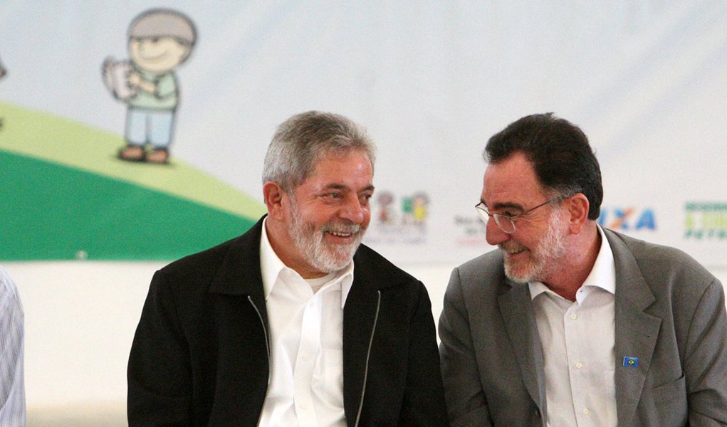 Após encontro com movimentos sociais do campo, ministro do Desenvolvimento Agrário, Patrus Ananias comparou a situação do partido à encíclica divulgada na última semana pelo papa Francisco, sobre a renovação da igreja; ele fez referência às recentes declarações de Lula, de que petistas hoje "só pensam em cargo, em emprego, em ser eleito": 'Jesus de Nazaré, que sabia muito bem das coisas, chamou a atenção para isso. As duas grandes tentações humanas estão no dinheiro, no poder econômico, e também no poder político quando ele disse: "quem quiser ser o maior, que seja o menor e o servo de todos"' (Foto: Roberta Namour) Após encontro com movimentos sociais do campo, ministro do Desenvolvimento Agrário, Patrus Ananias comparou a situação do partido à encíclica divulgada na última semana pelo papa Francisco, sobre a renovação da igreja; ele fez referência às recentes declarações de Lula, de que petistas hoje "só pensam em cargo, em emprego, em ser eleito": 'Jesus de Nazaré, que sabia muito bem das coisas, chamou a atenção para isso. As duas grandes tentações humanas estão no dinheiro, no poder econômico, e também no poder político quando ele disse: "quem quiser ser o maior, que seja o menor e o servo de todos"'