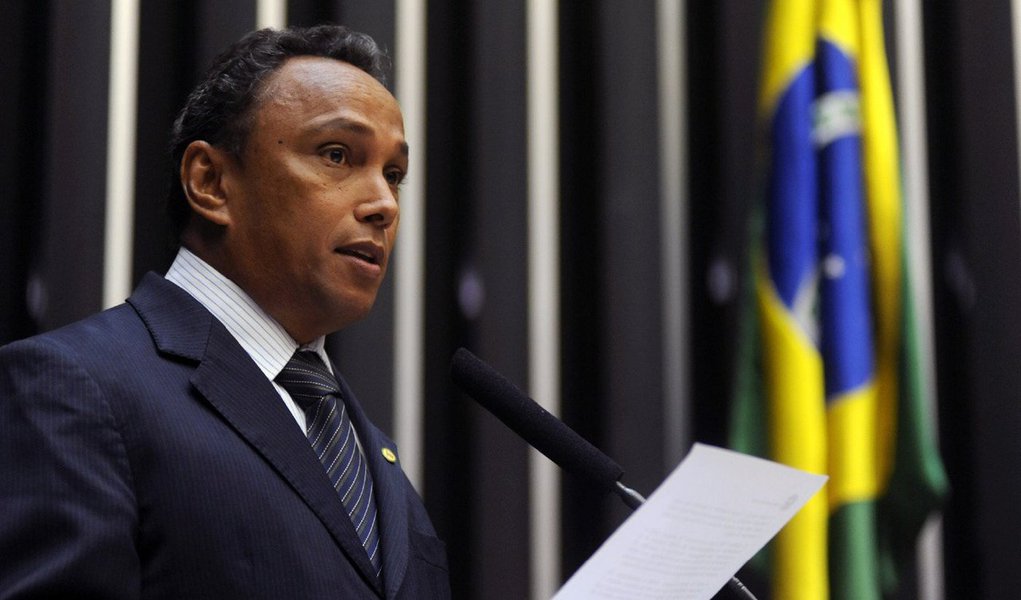 O líder do PT na Câmara, Sibá Machado (AC), reforçou nesta quarta (12) a importância de a sociedade brasileira se mobilizar para a defesa das jazidas de petróleo do pré-sal bem como do regime de partilha que garante à Petrobras o papel de operadora única da área; "As petroleiras estrangeiras, com a ajuda de subalternos locais, como integrantes do PSDB, cobiçam cada vez mais o pré-sal, sobretudo em razão da comprovação do aumento das reservas de óleo", disse (Foto: Valter Lima) O líder do PT na Câmara, Sibá Machado (AC), reforçou nesta quarta (12) a importância de a sociedade brasileira se mobilizar para a defesa das jazidas de petróleo do pré-sal bem como do regime de partilha que garante à Petrobras o papel de operadora única da área; "As petroleiras estrangeiras, com a ajuda de subalternos locais, como integrantes do PSDB, cobiçam cada vez mais o pré-sal, sobretudo em razão da comprovação do aumento das reservas de óleo", disse