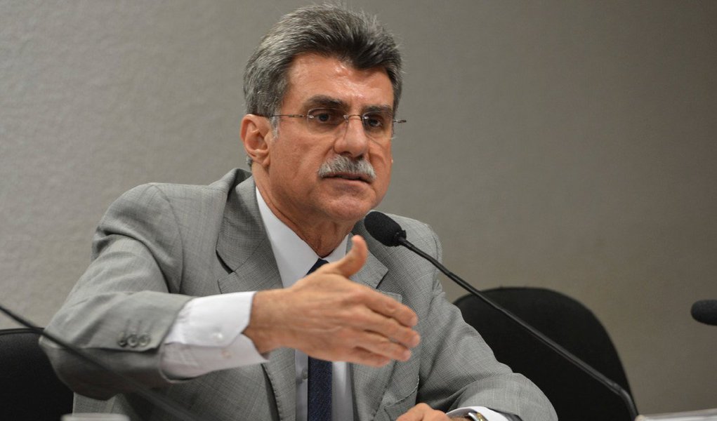 A Procuradoria da República do Distrito Federal entrou com uma ação de improbidade administrativa contra quatro ex-integrantes da Companha Nacional da Abastecimento (Conab); eles são acusados de usar recursos do Programa de Garantia de Preços Mínimos para quitar uma dívida de R$ 8,2 milhões com uma empresa privada, a Renascença Armazéns Gerais; foram denunciados Oscar Jucá Neto, ex-diretor financeiro da estatal e irmão do senador Romero Jucá (PMDB-RR); e Germana Dantas Bandeira, gerente de Controle Financeiro e Operações Governamentais; também viraram réus os procuradores da Conab Rômulo Sulz Gonsalves Júnior e Rubem Santos Assis, além do dono da Renascença (Foto: Valter Lima) A Procuradoria da República do Distrito Federal entrou com uma ação de improbidade administrativa contra quatro ex-integrantes da Companha Nacional da Abastecimento (Conab); eles são acusados de usar recursos do Programa de Garantia de Preços Mínimos para quitar uma dívida de R$ 8,2 milhões com uma empresa privada, a Renascença Armazéns Gerais; foram denunciados Oscar Jucá Neto, ex-diretor financeiro da estatal e irmão do senador Romero Jucá (PMDB-RR); e Germana Dantas Bandeira, gerente de Controle Financeiro e Operações Governamentais; também viraram réus os procuradores da Conab Rômulo Sulz Gonsalves Júnior e Rubem Santos Assis, além do dono da Renascença