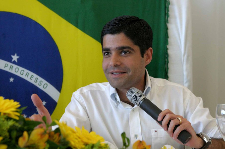 O prefeito ACM Neto sancionou e está publicada na edição desta quinta-feira do Diário Oficial do Município a regulamentação do Plano de Carreira e Remuneração dos Profissionais da Educação; o plano traz 'importantes avanços para os profissionais da educação e representa a busca constante da prefeitura pela valorização dos servidores da rede municipal e, consequentemente, pelo aumento da qualidade do processo de ensino', diz a assessoria da Prefeitura de Salvador (Foto: Romulo Faro) O prefeito ACM Neto sancionou e está publicada na edição desta quinta-feira do Diário Oficial do Município a regulamentação do Plano de Carreira e Remuneração dos Profissionais da Educação; o plano traz 'importantes avanços para os profissionais da educação e representa a busca constante da prefeitura pela valorização dos servidores da rede municipal e, consequentemente, pelo aumento da qualidade do processo de ensino', diz a assessoria da Prefeitura de Salvador