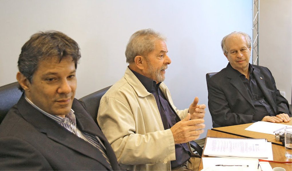 Ex-presidente Lula afirmou que a implantação do Plano Nacional de Educação (PNE) é “a nossa chance de começar uma pequena 'revolução' no Brasil"; o petista reuniu hoje em um debate sobre educação no Instituto Lula o ministro da Educação, Renato Janine Ribeiro, o secretário municipal da educação de São Paulo, Gabriel Chalita, o prefeito de São Paulo e ministro da Educação nos dois mandatos de Lula, Fernando Haddad, além de secretários da educação estaduais e representantes do movimento sindical e estudantil (Foto: Gisele Federicce) Ex-presidente Lula afirmou que a implantação do Plano Nacional de Educação (PNE) é “a nossa chance de começar uma pequena 'revolução' no Brasil"; o petista reuniu hoje em um debate sobre educação no Instituto Lula o ministro da Educação, Renato Janine Ribeiro, o secretário municipal da educação de São Paulo, Gabriel Chalita, o prefeito de São Paulo e ministro da Educação nos dois mandatos de Lula, Fernando Haddad, além de secretários da educação estaduais e representantes do movimento sindical e estudantil
