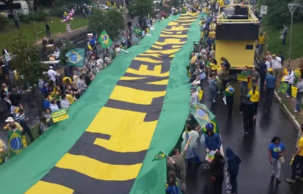 Manifestantes fazem ato contra o governo federal em Porto Alegre neste domingo; concentração no Parque Moinhos de Vento (Parcão) começou por volta de 14h; está programada uma caminhada que vai passar por ruas e avenidas da capital gaúcha até terminar no Parque Farroupilha (Redenção); grupo pede o impeachment da presidente Dilma Rousseff (Foto: José Barbacena) Manifestantes fazem ato contra o governo federal em Porto Alegre neste domingo; concentração no Parque Moinhos de Vento (Parcão) começou por volta de 14h; está programada uma caminhada que vai passar por ruas e avenidas da capital gaúcha até terminar no Parque Farroupilha (Redenção); grupo pede o impeachment da presidente Dilma Rousseff