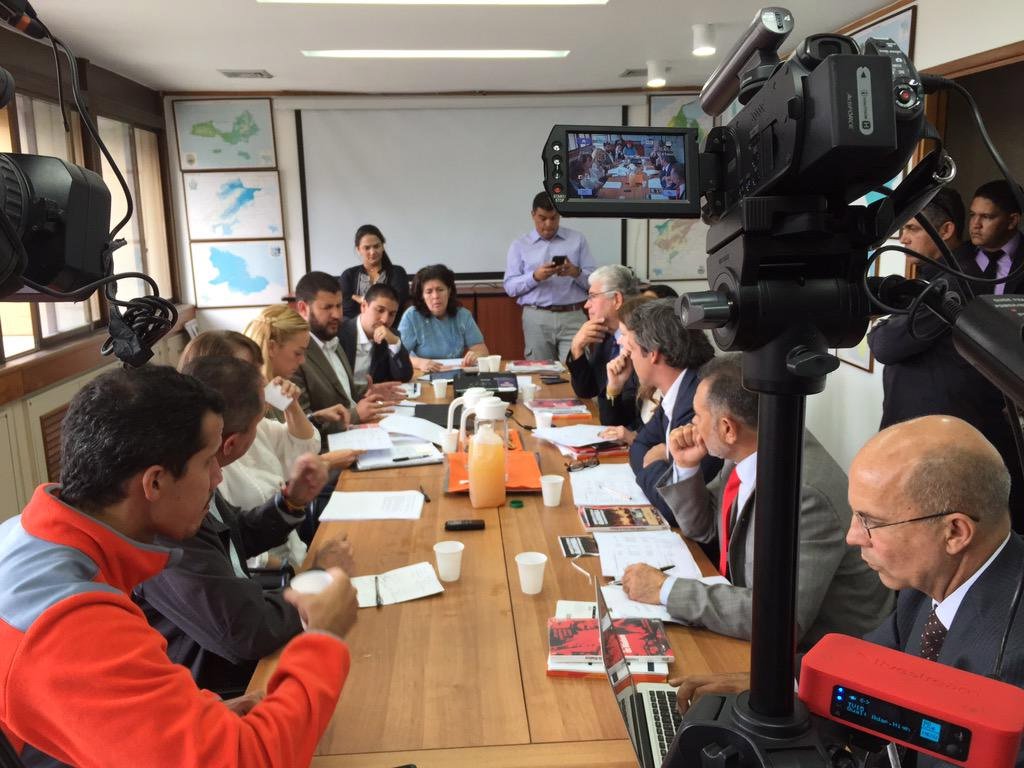 Comitiva de senadores brasileiros que foi à Venezuela se encontraram nesta quinta-feira, 25, com familiares das vítimas que morreram durante as manifestações ocorridas no país em 2014; no primeiro encontro, os familiares das vítimas responsabilizaram líderes oposicionistas como Leopoldo López por incitar a violência; "Uma coisa fica clara depois das eleições, que foram apertadíssimas, com ânimos exaltados, alguns líderes da oposição conclamaram o povo à rua para que lá ficassem até a queda do regime. Isso provocou esse processo de violência, que levou à morte de 43 pessoas", disse o senador Roberto Requião (PMDB-PR) (Foto: Aquiles Lins) Comitiva de senadores brasileiros que foi à Venezuela se encontraram nesta quinta-feira, 25, com familiares das vítimas que morreram durante as manifestações ocorridas no país em 2014; no primeiro encontro, os familiares das vítimas responsabilizaram líderes oposicionistas como Leopoldo López por incitar a violência; "Uma coisa fica clara depois das eleições, que foram apertadíssimas, com ânimos exaltados, alguns líderes da oposição conclamaram o povo à rua para que lá ficassem até a queda do regime. Isso provocou esse processo de violência, que levou à morte de 43 pessoas", disse o senador Roberto Requião (PMDB-PR)