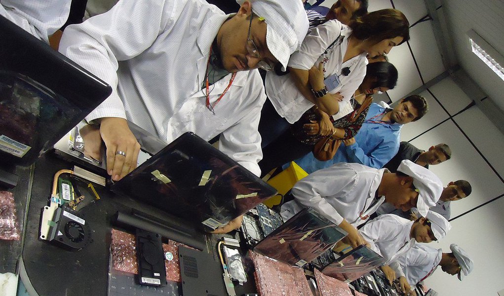 Produção industrial brasileira surpreendeu e subiu 0,6% em maio na comparação com abril, com queda de 8,8% na base anual, segudno dados do Instituto Brasileiro de Geografia e Estatística (IBGE); resultado mensal é o melhor desde julho de 2014, quando a produção avançou 0,8% (Foto: Paulo Emílio) Produção industrial brasileira surpreendeu e subiu 0,6% em maio na comparação com abril, com queda de 8,8% na base anual, segudno dados do Instituto Brasileiro de Geografia e Estatística (IBGE); resultado mensal é o melhor desde julho de 2014, quando a produção avançou 0,8%