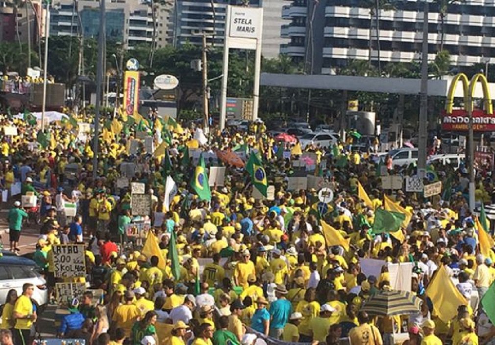 Contando com o apoio do PSDB, os manifestantes pedem o impeachment de Dilma e a apuração de irregularidades na última eleição presidencial; de acordo com o líder do ato, Alessandro Gusmão, o objetivo é que sejam levadas à frente as investigações quanto ao suposto uso de dinheiro vindo de paraísos fiscais (Foto: José Barbacena) Contando com o apoio do PSDB, os manifestantes pedem o impeachment de Dilma e a apuração de irregularidades na última eleição presidencial; de acordo com o líder do ato, Alessandro Gusmão, o objetivo é que sejam levadas à frente as investigações quanto ao suposto uso de dinheiro vindo de paraísos fiscais