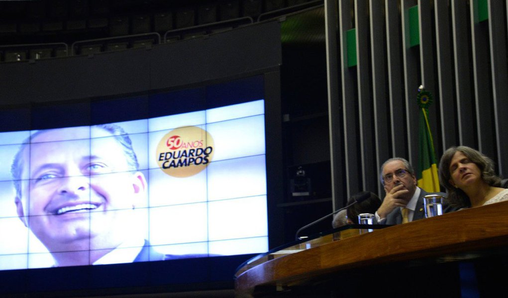 Com o plenário Ulysses Guimarães cheio, a Câmara dos Deputados homenageou nesta quarta-feira o ex-deputado, ex-governador de Pernambuco e ex-ministro Eduardo Campos (PSB), morto em 13 de agosto de 2014 num acidente aéreo em Santos, durante a campanha eleitoral pela Presidência da República (Foto: Paulo Emílio) Com o plenário Ulysses Guimarães cheio, a Câmara dos Deputados homenageou nesta quarta-feira o ex-deputado, ex-governador de Pernambuco e ex-ministro Eduardo Campos (PSB), morto em 13 de agosto de 2014 num acidente aéreo em Santos, durante a campanha eleitoral pela Presidência da República
