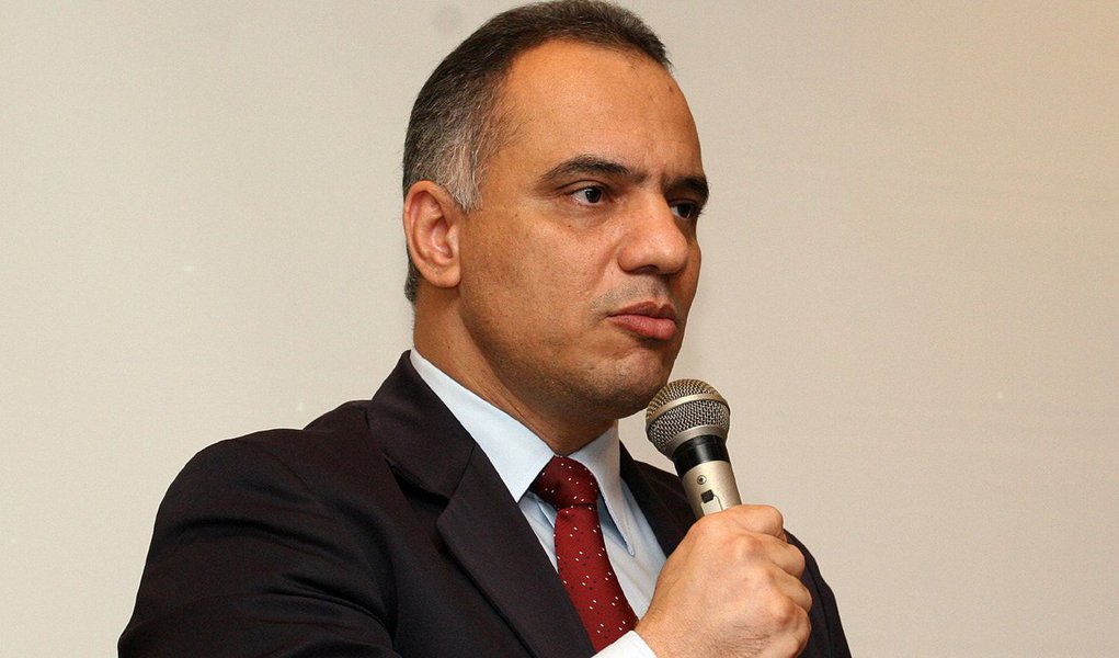 Governador do Rio, Luiz Fernando Pezão recebeu no Palácio Guanabara cerca de 35 parlamentares para discutir a aprovação de projetos e emendas em nível nacional para combater a criminalidade; presente no encontro, o subsecretário de Segurança Pública do Rio, Roberto Sá defendeu a diminuição do benefício da progressão de regime para crimes hediondos; outra medida seria aumentar a pena de posse de arma de uso restrito; se as alternativas não forem aceitas na Câmara, o subsecretário sugeriu a prática do "permissivo constitucional" - dessa forma, o Rio penalizaria criminosos de maneira diferente do restante do País (Foto: Leonardo Lucena) Governador do Rio, Luiz Fernando Pezão recebeu no Palácio Guanabara cerca de 35 parlamentares para discutir a aprovação de projetos e emendas em nível nacional para combater a criminalidade; presente no encontro, o subsecretário de Segurança Pública do Rio, Roberto Sá defendeu a diminuição do benefício da progressão de regime para crimes hediondos; outra medida seria aumentar a pena de posse de arma de uso restrito; se as alternativas não forem aceitas na Câmara, o subsecretário sugeriu a prática do "permissivo constitucional" - dessa forma, o Rio penalizaria criminosos de maneira diferente do restante do País