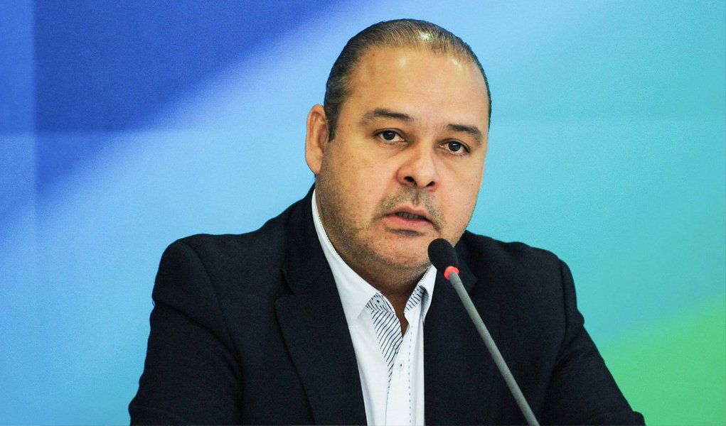 A inclusão da emenda que flexibiliza o fator previdenciário para aposentadoria foi um avanço positivo em relação ao texto que o Poder Executivo havia enviado ao Congresso; a avaliação é do presidente da Central Única dos Trabalhadores (CUT), Vagner Freitas; "Em meio a tantas notícias ruins para os trabalhadores, a proposta incluída na MP 664 é benéfica. Ela melhora as condições de aposentadoria e estenderá o benefício a uma grande quantidade de trabalhadores", afirmou; de acordo com Freitas, há anos a CUT apoia o fim do chamado fator previdenciário, mas é contrária ao restante da medida provisória; Força Sindical também avaliou como positiva as novas regras para aposentadoria (Foto: Aquiles Lins) A inclusão da emenda que flexibiliza o fator previdenciário para aposentadoria foi um avanço positivo em relação ao texto que o Poder Executivo havia enviado ao Congresso; a avaliação é do presidente da Central Única dos Trabalhadores (CUT), Vagner Freitas; "Em meio a tantas notícias ruins para os trabalhadores, a proposta incluída na MP 664 é benéfica. Ela melhora as condições de aposentadoria e estenderá o benefício a uma grande quantidade de trabalhadores", afirmou; de acordo com Freitas, há anos a CUT apoia o fim do chamado fator previdenciário, mas é contrária ao restante da medida provisória; Força Sindical também avaliou como positiva as novas regras para aposentadoria