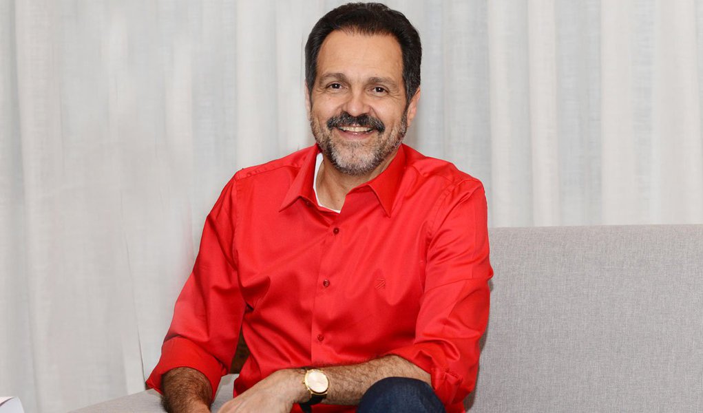 O ex-governador do Distrito Federal Agnelo Queiroz (PT), deve se apresentar no Hospital Regional do Gama (HRG) para retorno ao trabalho nesta quinta-feira (13/8); petista é médico concursado da Secretaria de Saúde; desde que deixou o Executivo local, após ser derrotado na eleição do ano passado, ele desfrutava de uma licença remunerada, que acabou em 31 de julho (Foto: Leonardo Lucena) O ex-governador do Distrito Federal Agnelo Queiroz (PT), deve se apresentar no Hospital Regional do Gama (HRG) para retorno ao trabalho nesta quinta-feira (13/8); petista é médico concursado da Secretaria de Saúde; desde que deixou o Executivo local, após ser derrotado na eleição do ano passado, ele desfrutava de uma licença remunerada, que acabou em 31 de julho